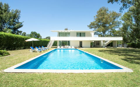 Villa Golf: Water, Plant, Property, Sky, Tree, Swimming Pool, Rectangle, Building, Grass, Leisure