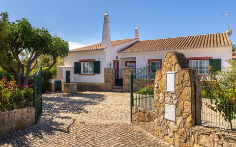 Do Castelo: Water, Sky, Property, Swimming Pool, Plant, Azure, Tree, Grass, Leisure, Composite Material
