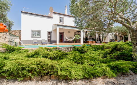 Quintal das Oliveiras: Plant, Sky, Building, Property, Tree, Window, House, Land Lot, Grass, Residential Area