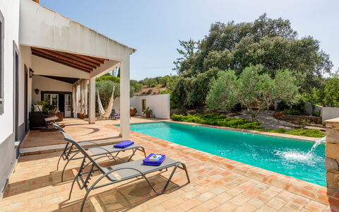 Quintal das Oliveiras: Water, Sky, Plant, Swimming Pool, Chair, Building, Tree, Outdoor Furniture, Shade, Leisure
