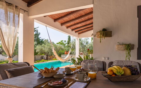 Quintal das Oliveiras: Property, Building, Plant, Table, Furniture, Couch, Comfort, Shade, Interior Design, Outdoor Furniture