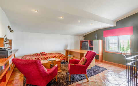 Quintal das Oliveiras: Property, Table, Chair, Wood, Orange, Comfort, Interior Design, Living Room, Flooring, Hall