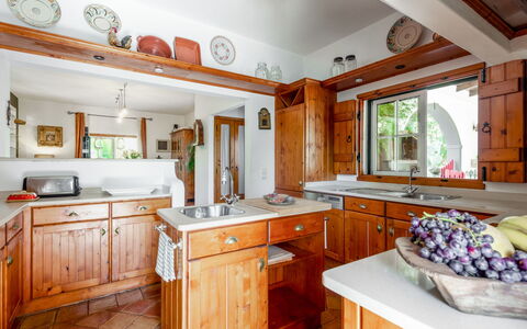 Quintal das Oliveiras: Countertop, Cabinetry, Furniture, Property, Table, Window, Drawer, Picture Frame, Kitchen, Wood