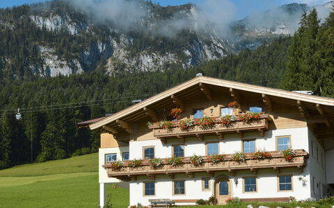 Nachbarbauer: Hill Station, Mountainous Landforms, Mountain, Mountain Village, Mountain Range, House, Property, Natural Landscape, Home, Roof