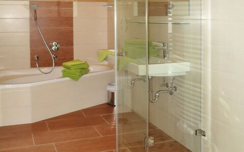 Nachbarbauer: Bathroom, Room, Tile, Property, Floor, Interior Design, Building, Flooring, Ceiling, House