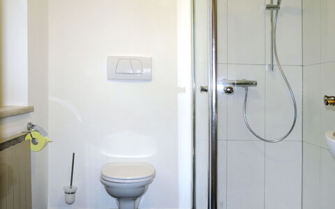 Radstadt 606: Bathroom, Property, Room, Plumbing Fixture, Toilet, Toilet Seat, Plumbing, Tile, Tap, Floor