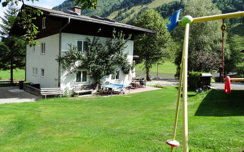 Bergfried: Property, Grass, House, Yard, Real Estate, Lawn, Land Lot, Tree, Home, Building