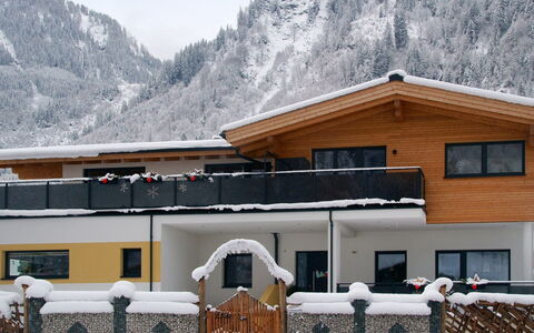 Ingrid: Snow, Mountain, Building, Sky, Window, White, House, Slope, Tree, Cloud