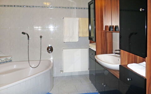 Kaprun 662: Tap, Plumbing Fixture, Sink, Property, Bathtub, Bathroom, Bathroom Sink, Interior Design, Lighting, Shower