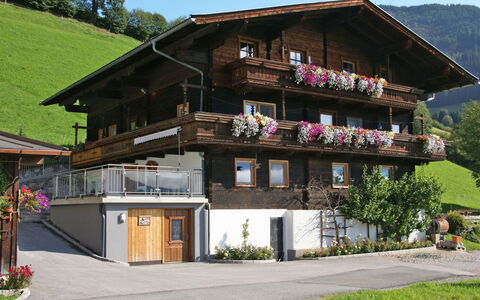 Angererhof: Property, House, Building, Home, Real Estate, Architecture, Mountain Range, Alps, Residential Area, Estate