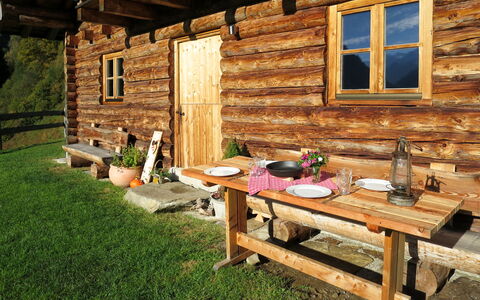 Sturmbachhütte: Plant, Building, Window, Wood, Lighting, Flowerpot, Interior Design, Grass, Shade, Flooring