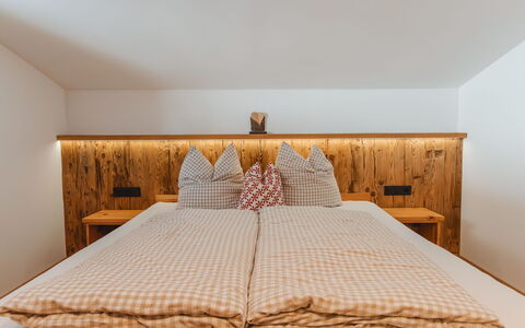 Schoppengrub: Wood, Interior Design, Furniture, Bedroom, Bed, Ceiling, Bedding, Bed Frame, Bed Sheet, Room