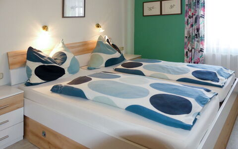 Stainer: Bedroom, Bed, Bed Sheet, Furniture, Room, Mattress, Property, Bedding, Bed Frame, Interior Design