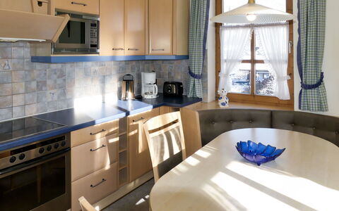 Stainer: Countertop, Property, Room, Furniture, Building, Interior Design, Cabinetry, Bathroom, Real Estate, Kitchen
