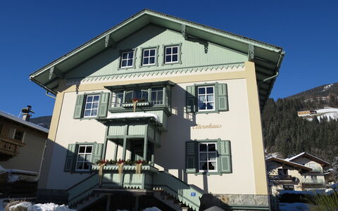 Stainer: Sky, Building, Window, House, Snow, Slope, Cottage, Siding, Tree, Facade