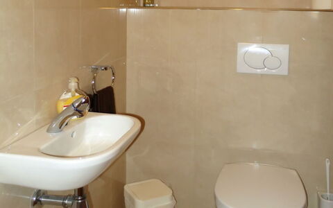 Wurm: Bathroom, Property, Tile, Room, Wall, Plumbing Fixture, Floor, Toilet, Toilet Seat, Architecture