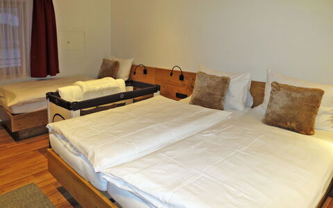 Apart Bergart: Bedroom, Bed, Furniture, Room, Property, Bed Frame, Mattress, Bed Sheet, Bedding, Floor