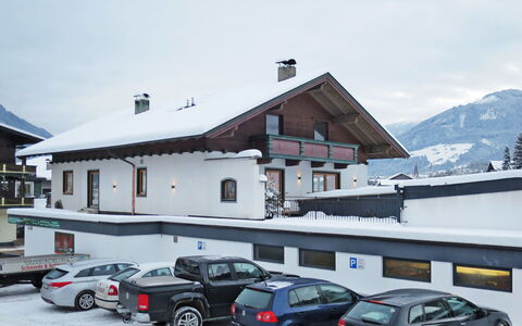 Apart Bergart: Snow, Winter, Vehicle, Property, House, Car, Transport, Town, Building, Mountain Range