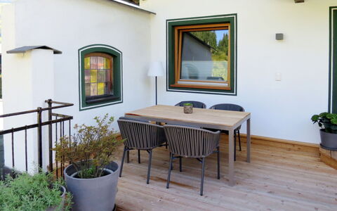 Apart Bergart: Property, Room, Building, House, Furniture, Real Estate, Interior Design, Floor, Table, Home