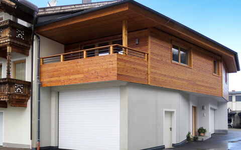 Nina: Sky, Building, Plant, Window, Wood, Neighbourhood, Residential Area, Material Property, Facade