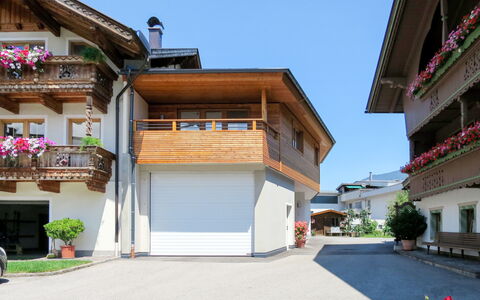 Nina: Sky, Plant, Building, Neighbourhood, Leisure, House, Urban Design, Residential Area, Flowerpot