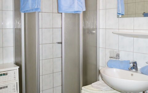 Kaltenbach 627: Bathroom, Room, Property, Blue, Tile, Bathroom Accessory, Plumbing Fixture, Wall, Interior Design, Floor