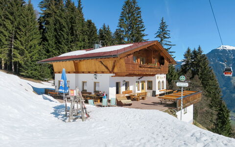 Kaltenbach 627: Sky, Snow, Property, Tree, Mountain, Window, Slope, House, Building, Plant