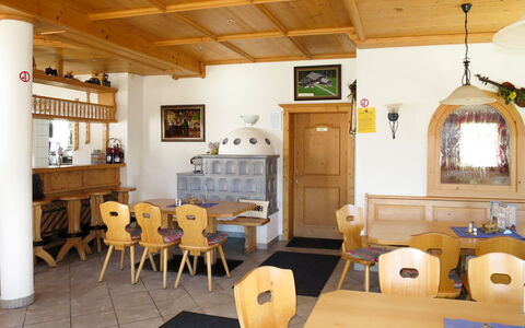 Kaltenbach 627: Table, Furniture, Property, Picture Frame, Chair, Wood, Interior Design, Living Room, Window, Floor