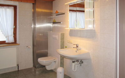 Gasthof Almluft 604.1: Mirror, Tap, Sink, Plumbing Fixture, Bathroom Sink, Property, Window, Building, Bathroom, Purple