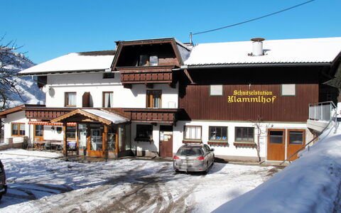 Zell am Ziller 615: Winter, Window, Property, Neighbourhood, Town, Snow, Automotive Exterior, Freezing, Roof, Real Estate
