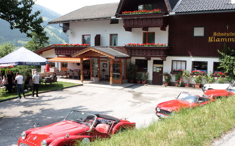 Zell am Ziller 615: Building, Plant, Wheel, Vehicle, Property, Car, Window, Sky