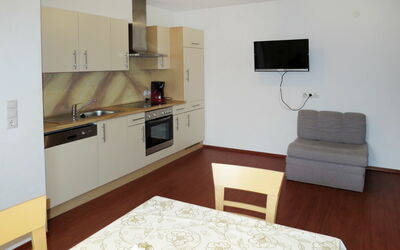 Huber 617.1: Room, Property, Furniture, Interior Design, Floor, Building, Kitchen, House, Living Room, Table