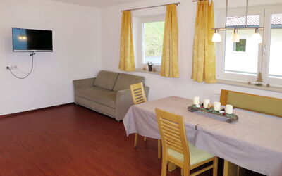 Huber 617.2: Room, Furniture, Floor, Interior Design, Property, Building, Living Room, Hardwood, Wood Flooring, Ceiling