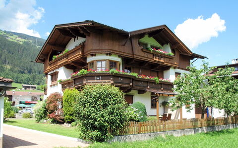 Landhaus Martin: Sky, Plant, Cloud, Building, Window, Natural Landscape, Tree, Land Lot, Urban Design, Grass