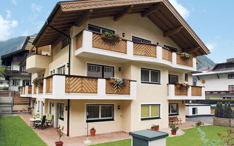 Mayrhofen 687: Sky, Building, Property, Cloud, Plant, Window, House, Urban Design, Condominium, Residential Area