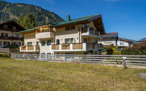 Mayrhofen 687: Sky, Building, Plant, Cloud, Window, House, Mountain, Tree, Land Lot, Grass