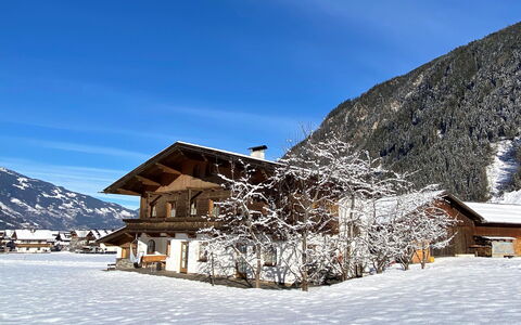 Mayrhofen 691: Sky, Snow, Mountain, Cloud, Building, House, Slope, Natural Landscape, Terrain, Landscape