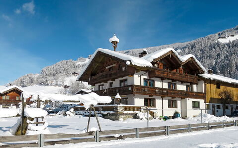 Mayrhofen 709: Cloud, Sky, Snow, Mountain, Building, Slope, Window, House, Freezing, Landscape