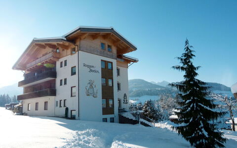 Wildschönau 650: Sky, Building, Mountain, Snow, Window, Azure, Plant, Tree, Slope, House