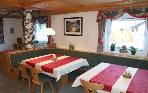 Prutz Kaunertal 658: Furniture, Table, Property, Picture Frame, Decoration, Textile, Lighting, Wood, Interior Design, Architecture