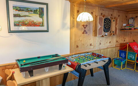 Prutz Kaunertal 658: Table, Furniture, Property, Recreation Room, Building, Wood, Table Tennis Racket, Interior Design, Picture Frame, Indoor Games And Sports