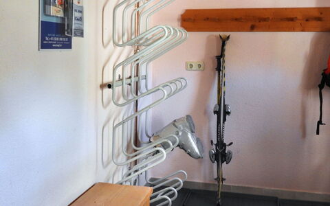 Spiss-Samnaun 602: Wood, Interior Design, Building, Gas, Font, Art, Machine, Hardwood