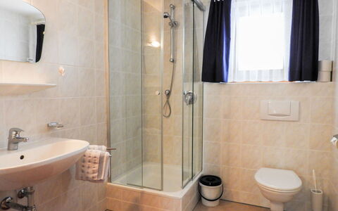 Spiss-Samnaun 603: Property, Mirror, Tap, Sink, Plumbing Fixture, Bathroom, Purple, Blue, Black