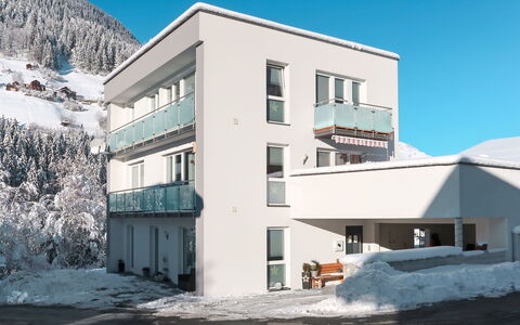 Tschiderer: Sky, Building, Snow, Window, Urban Design, House, Residential Area, Real Estate, Slope, Facade