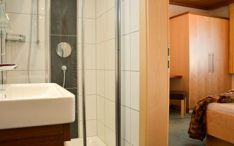 Kappl 635: Property, Sink, Bathroom, Mirror, Tap, Plumbing Fixture, Lighting, Wood, Interior Design