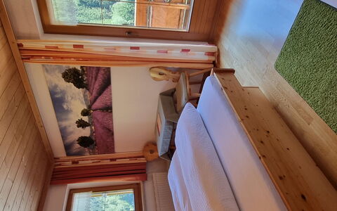 Apart Ladner: Plant, Furniture, Property, Window, Chair, Building, Wood, Lighting, Flowerpot, Architecture