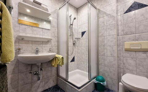 Apart Birgit: Mirror, Tap, Plumbing Fixture, Sink, Property, Bathroom, Purple, Bathroom Sink, Interior Design, Building