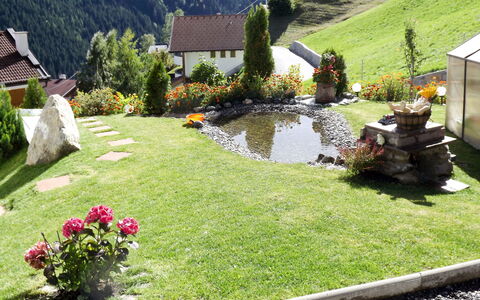 Apart Birgit: Plant, Building, Green, Window, Botany, Tree, Water, Natural Landscape, Land Lot, Mountain