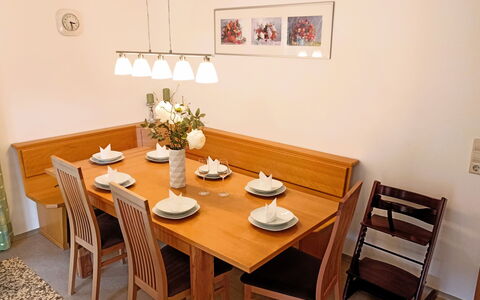 Schmidt: Table, Furniture, Property, Chair, Tableware, Building, Interior Design, Wood, Picture Frame, Plant