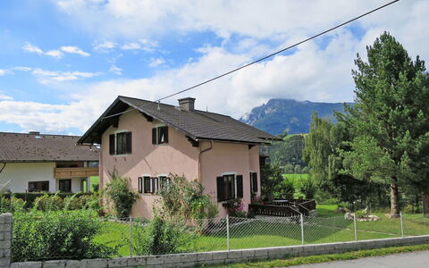 Lux: Residential Area, Property, House, Home, Neighbourhood, Real Estate, Building, Suburb, Rural Area, Cottage